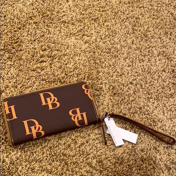 *authentic* dooney & bourke wallet never used